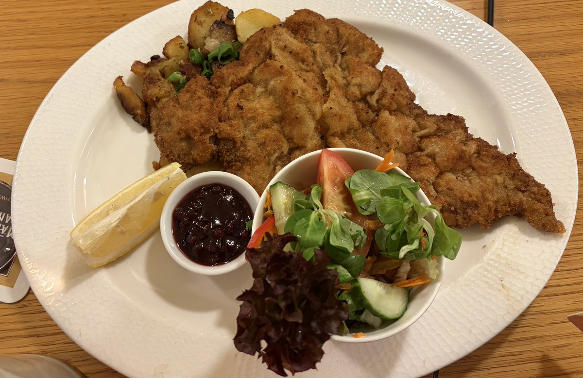 arnldn's tweet photo. ベルリンで、Schnitzel（シュニッツェル） は外れ無しですね https://t.co/N3ZyFaayFy