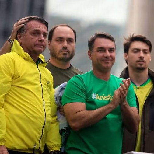 stagepopbr's tweet photo. Família Bolsonaro é DETONADA pela influente revista Financial Times: "Tão radical quanto disfuncional". https://t.co/RfYzfI6Yd4