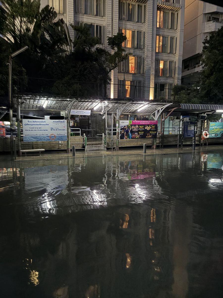 ottorapas's tweet photo. おとといからの雨
夕方までにはやっとやんだ

昨日冠水してた所も水はひいてた
センセープ運河は昨日とあまり変わらない

明日の予報ではまだ雨マークがあるけど
早くいい天気になってほしい

#バンコク
#雨 https://t.co/FBodz9uy1n