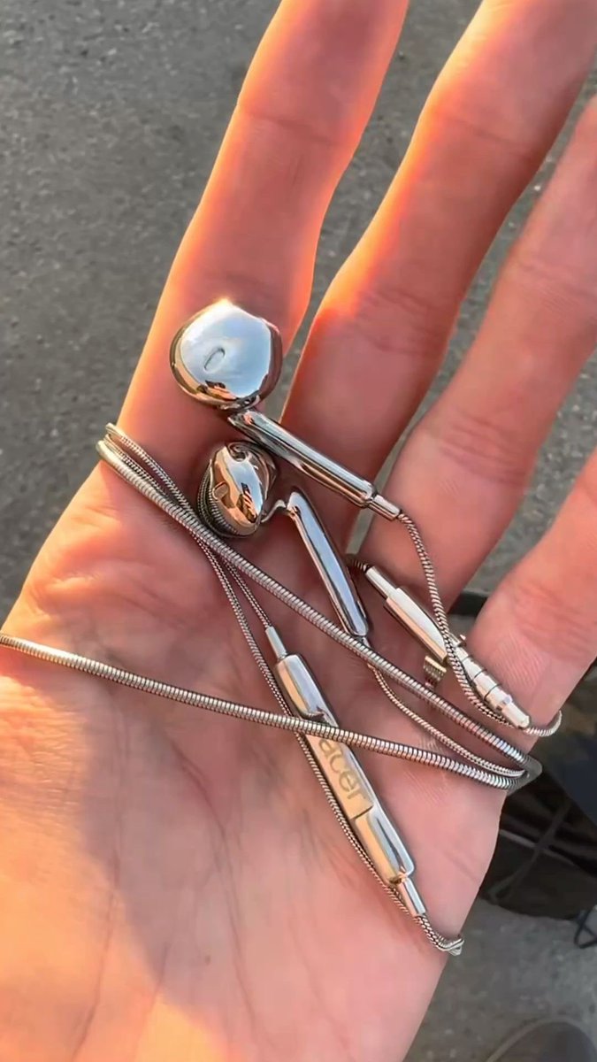 mooooomstudio's tweet photo. chrome earphones https://t.co/YeHaTxUoqQ