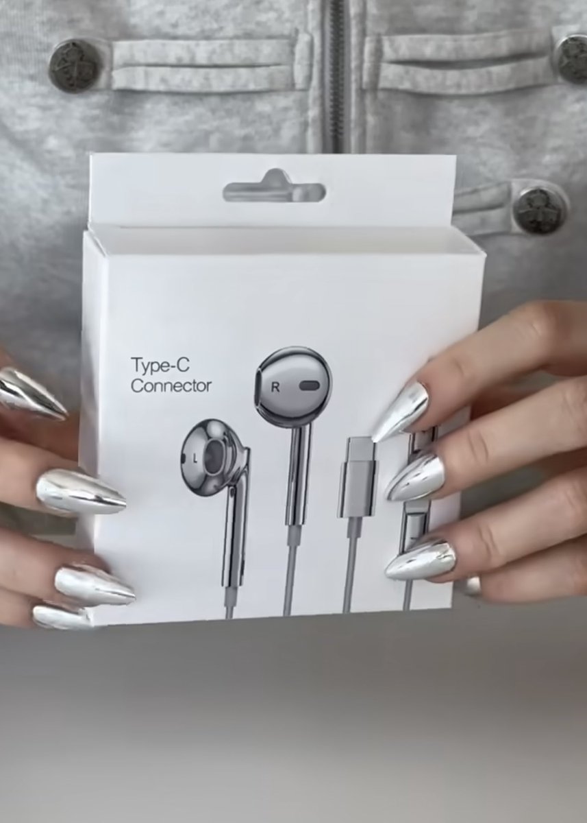 mooooomstudio's tweet photo. chrome earphones https://t.co/YeHaTxUoqQ