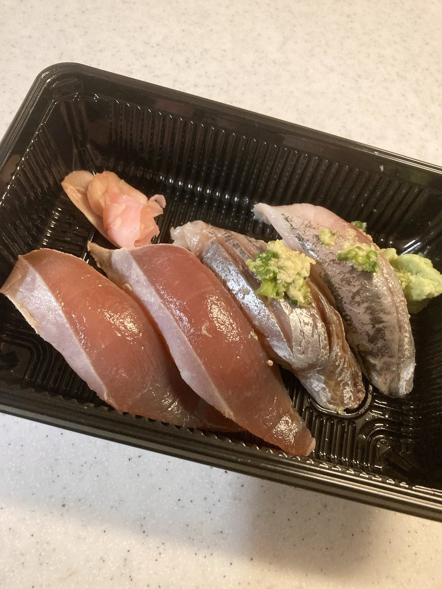 acha_a_chacha's tweet photo. 夜中に寿司( ˘ω˘ ) https://t.co/TWhfaZgF6T