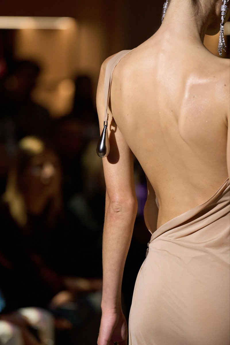 rebecamaccise's tweet photo. Este es el Gravity Dress de Gucci SS27, así lo bautizó Demna porque el vestido se sostiene únicamente con una lágrima de plata que pasas por encima del hombro. No hay tirantes, no hay nada más. Demna está especialmente orgulloso de este diseño. https://t.co/ZK6ocbC5cg
