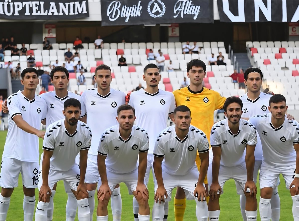 Punta1914's tweet photo. ÖNCE ARMA İÇİN, SONRA TARAFTAR İÇİN ! 

Ne olursa olsun ARMA her şeyden önce gelir ve ALTAY adının Büyüklüğünü bilmeyenlere en güzel cevabı sahada vereceğinizden hiç şüphemiz yoktur. 

Bu yüzden Önce ARMA için, Sonra TARAFTAR için sahada tüm varlığınızla mücadele edeceğinize ve galip geleceğinize sonuna kadar İNANIYORUZ ! 

İNAN,SAVAŞ,KAZAN ! 

#BüyükAltay
