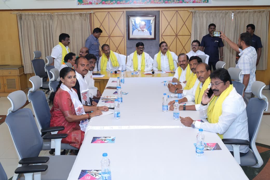 RayapatiAruna's tweet photo. ఈరోజు ప్రకాశం మరియు మార్కాపురం జిల్లాల కూటమి నేతల సమన్వయ కమిటీ సమావేశం లో పాల్గొని స్థానిక ఎన్నికలు గురించి అధిష్టానం సూచనలు మేరకు చర్చించడం జరిగింది https://t.co/Vxw24E1ixb
