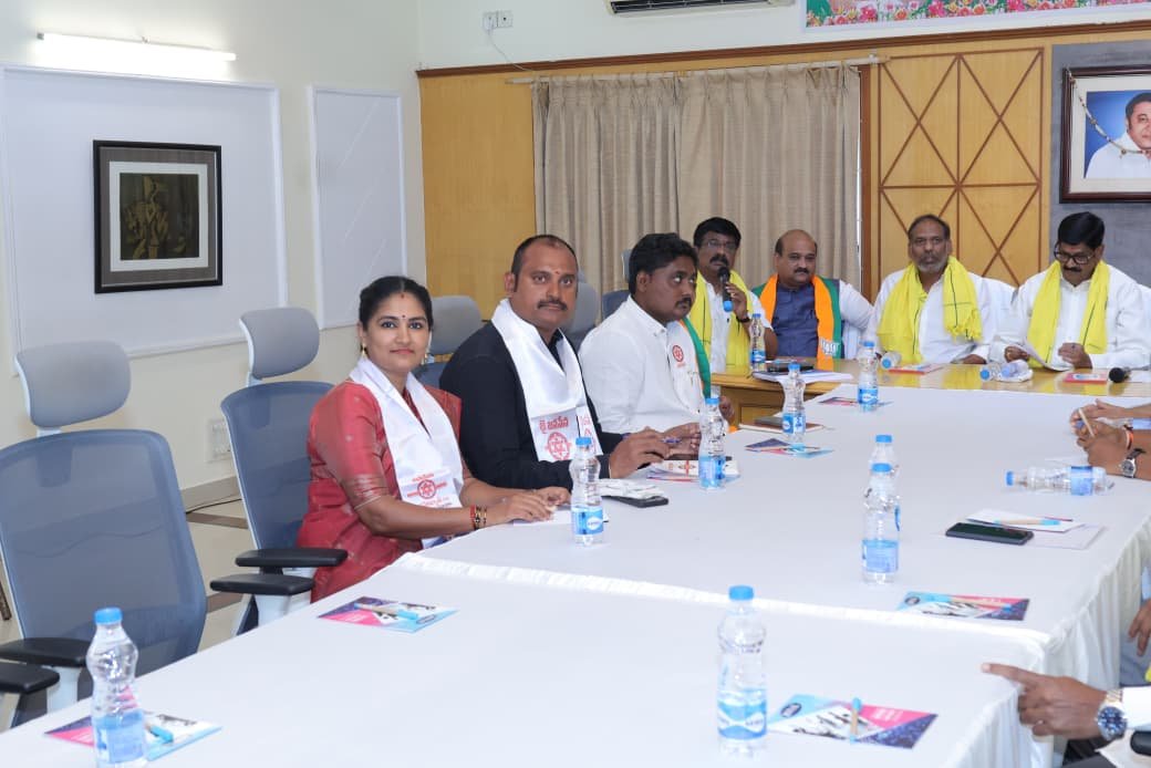 RayapatiAruna's tweet photo. ఈరోజు ప్రకాశం మరియు మార్కాపురం జిల్లాల కూటమి నేతల సమన్వయ కమిటీ సమావేశం లో పాల్గొని స్థానిక ఎన్నికలు గురించి అధిష్టానం సూచనలు మేరకు చర్చించడం జరిగింది https://t.co/Vxw24E1ixb
