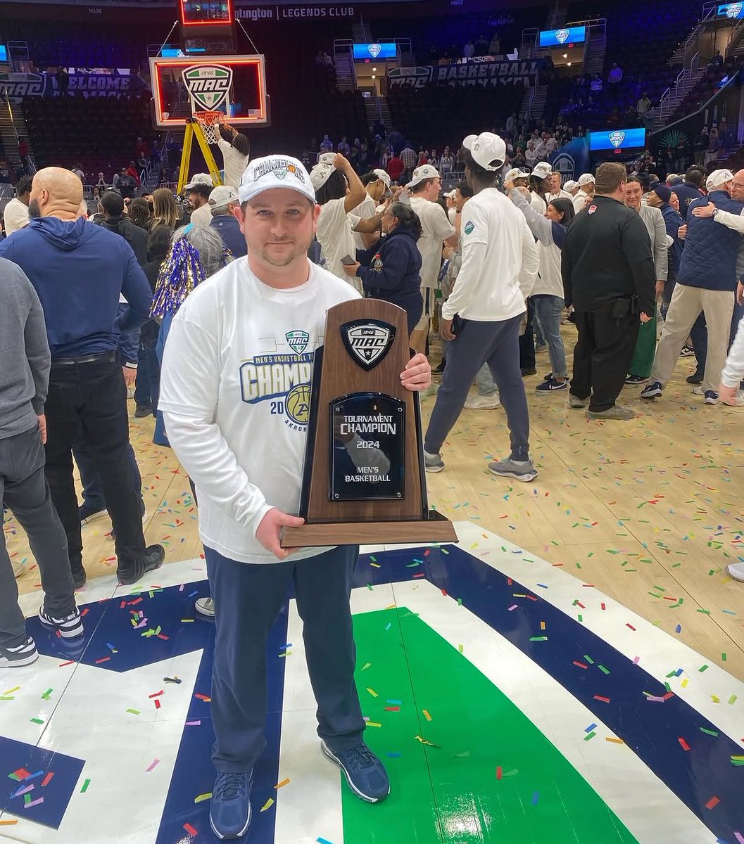 ZipsMBB's tweet photo. Huge Shoutout to our guy Kyle Foster, thank you for everything you do! Happy Equipment Manager Appreciation Week! 💯

#GoZips🦘 https://t.co/xaJl9JBmoK