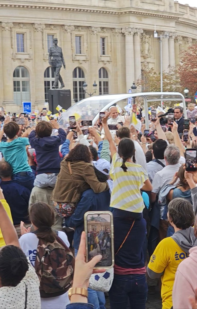 CristeraAbigail's tweet photo. Regardez.
Une jeune fille qui reçoit la bénédiction.
Une foule qui tend encore les bras.
Ils ont tout fait pour que ça n’existe plus.
C’est ça qui leur fait le plus peur :
la jeunesse qui revient au Christ.
CHRIST EST ROI ✝️ https://t.co/ARoHj9MlzB
