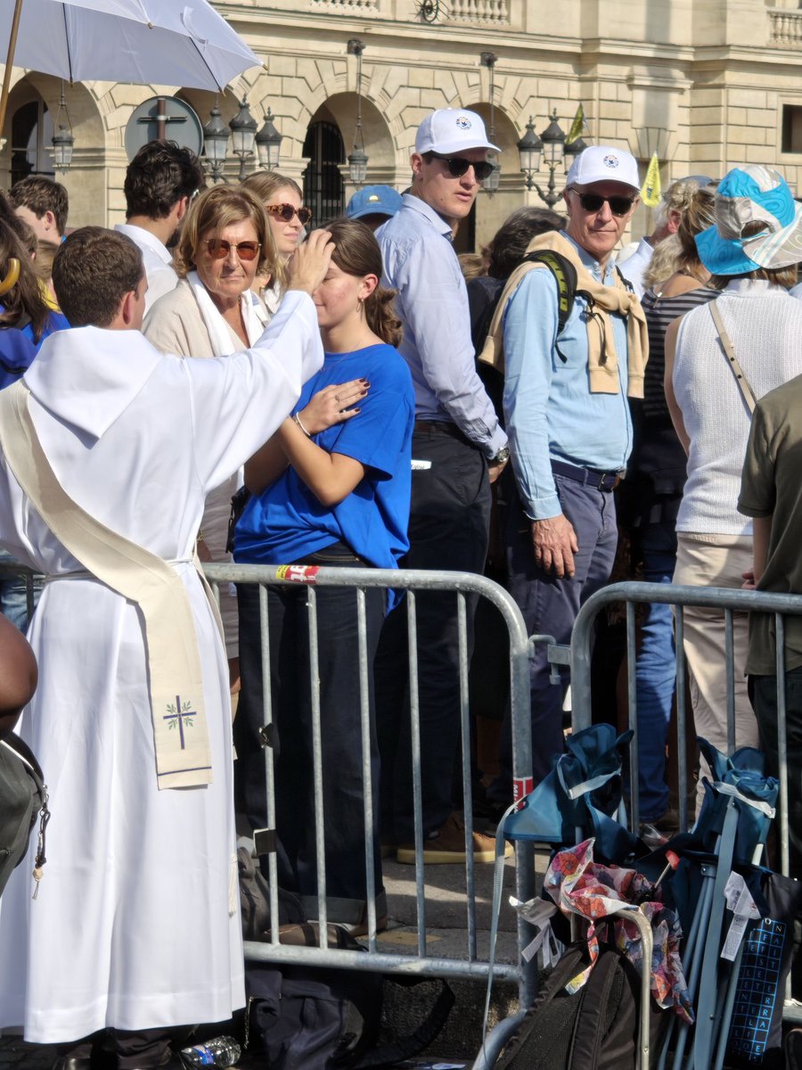 CristeraAbigail's tweet photo. Regardez.
Une jeune fille qui reçoit la bénédiction.
Une foule qui tend encore les bras.
Ils ont tout fait pour que ça n’existe plus.
C’est ça qui leur fait le plus peur :
la jeunesse qui revient au Christ.
CHRIST EST ROI ✝️ https://t.co/ARoHj9MlzB