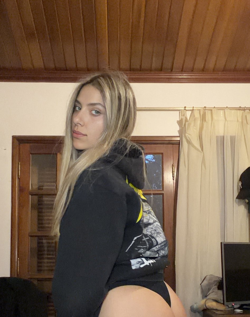 skyesthelimit00's tweet photo. 🥰 You are formally invited to the no-pants party 🎉 https://t.co/23YmbP293w