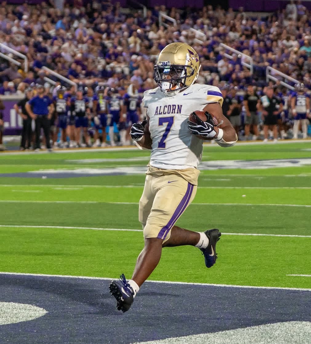 brandonthomas_3's tweet photo. Blessed to receive an offer from Alcorn State🟣⚪️
@Coach_Mitch2 @CoachTHarris1 @JUCOFFrenzy https://t.co/FPQVDnGn8u