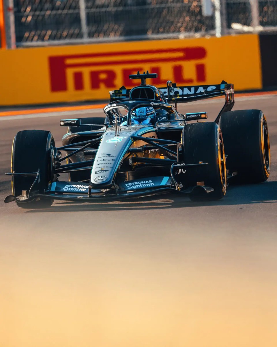 MercedesAMGTR's tweet photo. 🏆🇦🇿 SHOVLIN: “GEORGE YARIŞI MÜKEMMEL YÖNETTİ!”

Andrew Shovlin, Bakü zaferinin ardından:

“George ve takımımızı harika zafer için tebrik ediyorum. Hafta sonu boyunca hızlıydı ve bugün mükemmel pole pozisyonunu kontrollü bir yarış galibiyetine dönüştürdü. Güvenlik Araçları yarışı ilginç tuttu ve her yeniden startta baskı vardı ancak George yarışı mükemmel yönetti ve en önemli anda gerekeni yaptı.

Kimi de griddeki P16’dan beşinciliğe yükselerek mükemmel bir iş çıkardı. Dünkü hayal kırıklığının ardından odağını korudu ve karşısına çıkan fırsatları en iyi şekilde değerlendirdi. Yarış boyunca temposu güçlüydü ve birkaç kararlı geçişle grupta ilerledi.

Güvenlik Araçları yarışın hiçbir anında rahatlama fırsatı bırakmadı, özellikle de liderlikteki George için. Ancak her iki pilot da zorlukların üstesinden iyi geldi ve ellerindeki fırsatlardan maksimumu çıkardı.

Bakü’de ilk turlardan itibaren rekabetçi bir araca sahiptik ve bu tempoyu güçlü bir sonuca dönüştürmek memnuniyet verici. George yarış boyunca kontrolü elinde tuttu. Kimi’nin geri dönüşü ise hem aracın hızını hem de zorlu bir sıralama seansının ardından gösterdiği kararlılığı ortaya koydu. Azerbaycan’dan iyi bir ivmeyle ve bir sonraki yarışa taşımak üzere pek çok olumlu noktayla ayrılıyoruz.”

#AzerbaijanGP #MercedesAMGF1 #F1