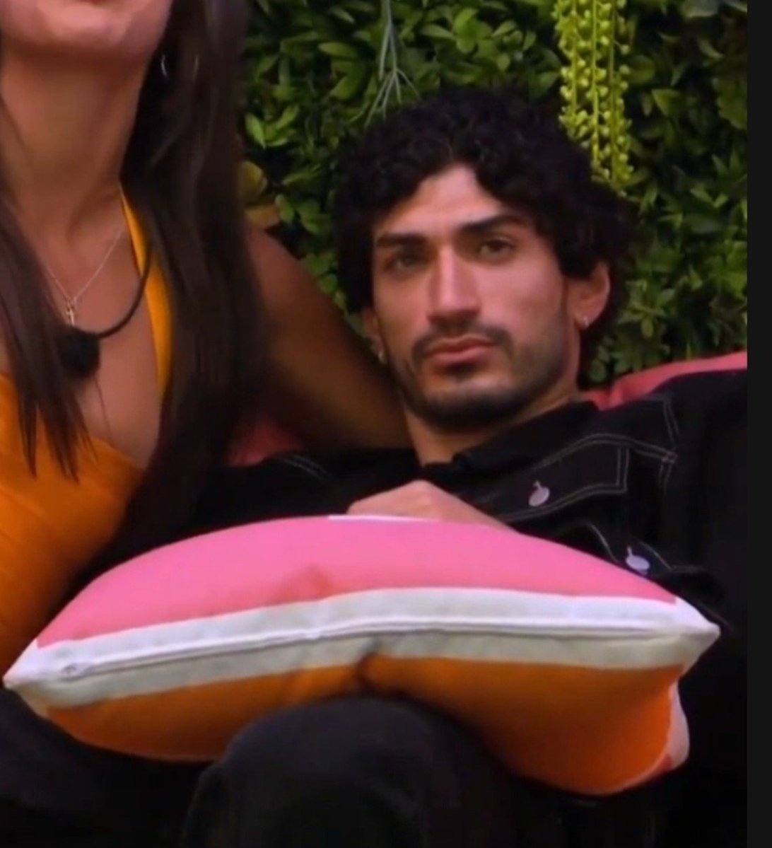 thwufiacwuaic's tweet photo. Omg I can't stand yall. Im not saying you have to love him or his actions in the villa, but you atleast have to admit he ain't ugly. The amount of tweets I see is wild. Like cmon now. #spareme https://t.co/dYj8ayedLQ