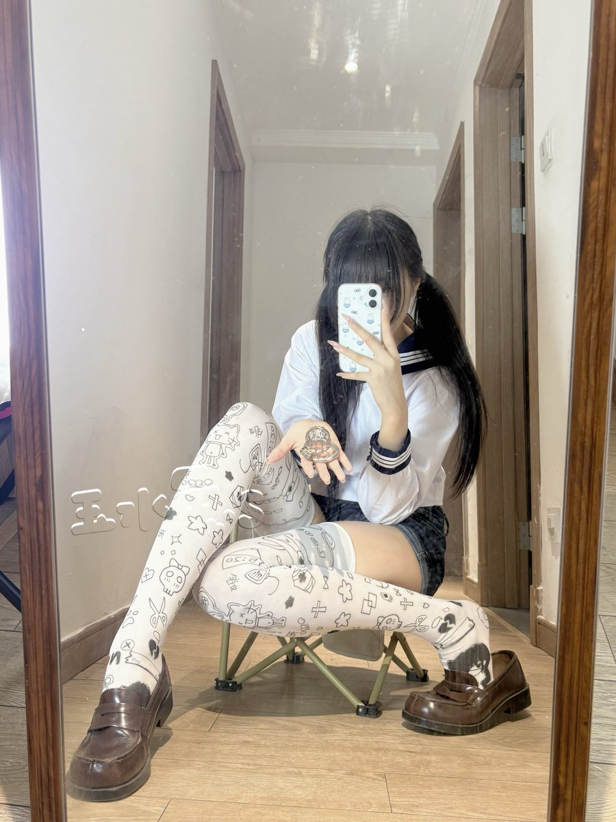 chmngccc's tweet photo. 还在流浪呢？
钥匙交出来 才是真的自由 知道了吗？
#钥匙 #女s #锁主 #锁 #足控 https://t.co/JodmJX9FsC