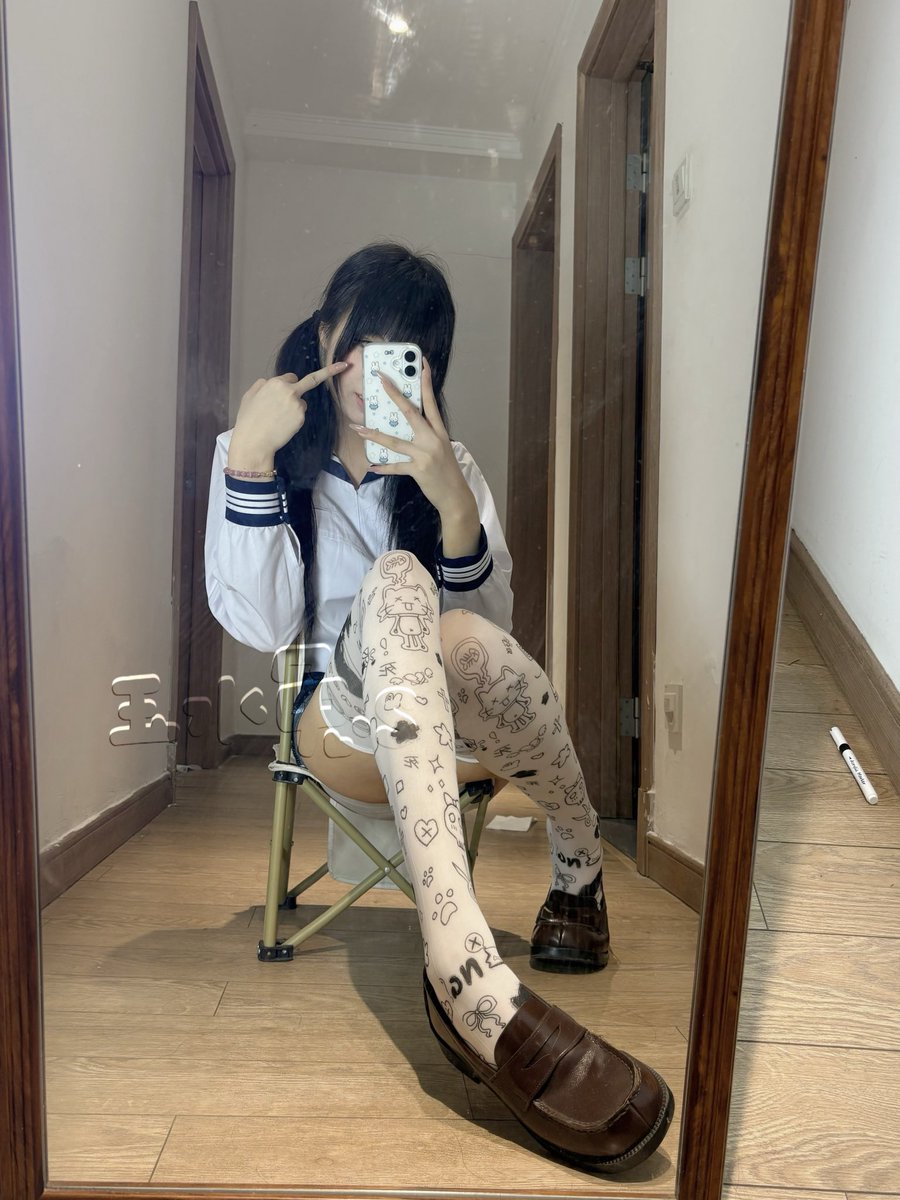 chmngccc's tweet photo. 还在流浪呢？
钥匙交出来 才是真的自由 知道了吗？
#钥匙 #女s #锁主 #锁 #足控 https://t.co/JodmJX9FsC