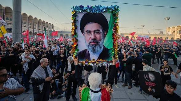 Asalakhwan's tweet photo. هر روز یک تهدید، هر روز یک سیگنال متناقض. اما این‌جا کسی با تهدید سر میز نمی‌آید و با سیگنال فریب نمی‌خورد. هراسشان از یک ایده است  ایده‌ای که دیگر در مرزها زندانی نیست.

#انقلاب_صادر_شدنی_است
#لبیک_یا_خامنه_ای https://t.co/WP4THdtxyY