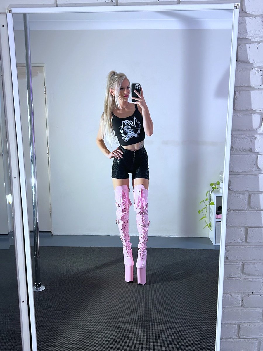 realsandraflow1's tweet photo. 🖤💕🤍 ʟɪᴋᴇ
📝 ᴄᴏᴍᴍᴇɴᴛ
🌐 sʜᴀʀᴇ
👥 ғᴏʟʟᴏᴡ
#latex #latexfetish #latexfashion #shiny #latexmodel #latexgirl #latexmodel #leatherdress #shoot #overknees #me #fashionstyle  #leather #leatherfashion #fashionshoot #shootout #legsfordays #instafashion #overkneeboot #legsday https://t.co/ZiacuAXYXs