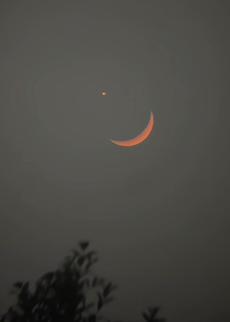 likecrazyj's tweet photo. i love that jm’s moon also has its venus https://t.co/r7RoSIE1fO