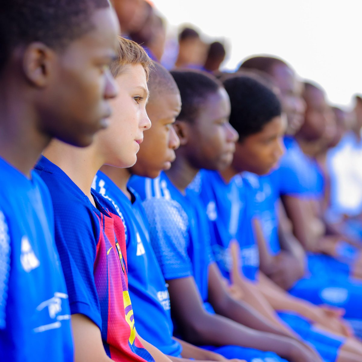 YoungAfricansSC's tweet photo. Leo tumefanya semina kwa vijana ikihusisha mada mbalimbali muhimu, ikiwemo usalama na ulinzi wa watoto (Safeguarding & Child Protection), uzoefu wa safari za kimataifa pamoja na maarifa na misingi ya ufundishaji wa soka kwa vijana.

Kupitia makubaliano yetu na Dulla Sports Centre ya Zanzibar katika kukuza na kuendeleza vipaji vya vijana, moja ya maeneo muhimu tuliyokubaliana ni kubadilishana uzoefu, maarifa na utaalamu kwa lengo la kuwajengea vijana mazingira bora ya kukuza vipaji vyao ndani na nje ya uwanja.

Tunaamini uwekezaji katika maarifa, malezi na maendeleo ya vijana ni sehemu muhimu ya kujenga kizazi cha wachezaji wenye uwezo, nidhamu na uelewa mpana wa soka.

#TimuYaWananchi 
#DaimaMbeleNyumaMwiko