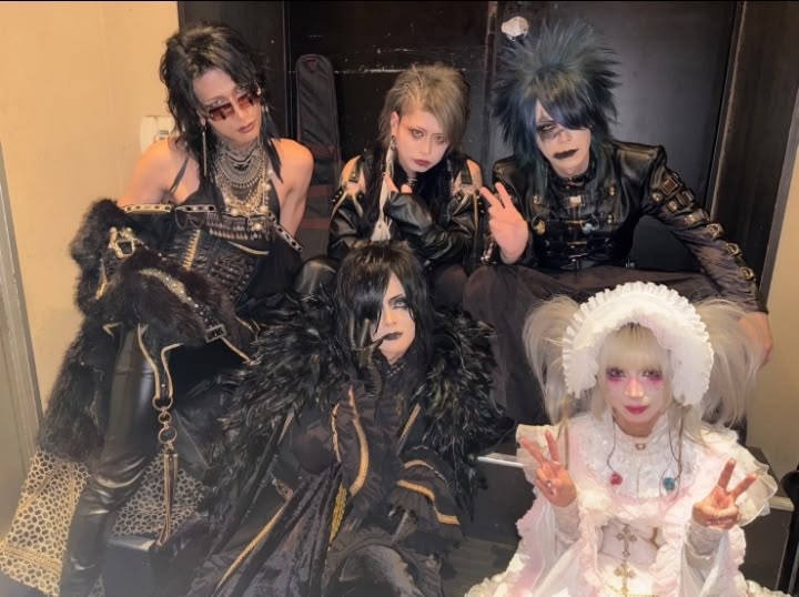 Apresmidiaparis's tweet photo. I just love how everyone is mysterious and Syuri is just Syuri😭 https://t.co/z2dWVEvIfk