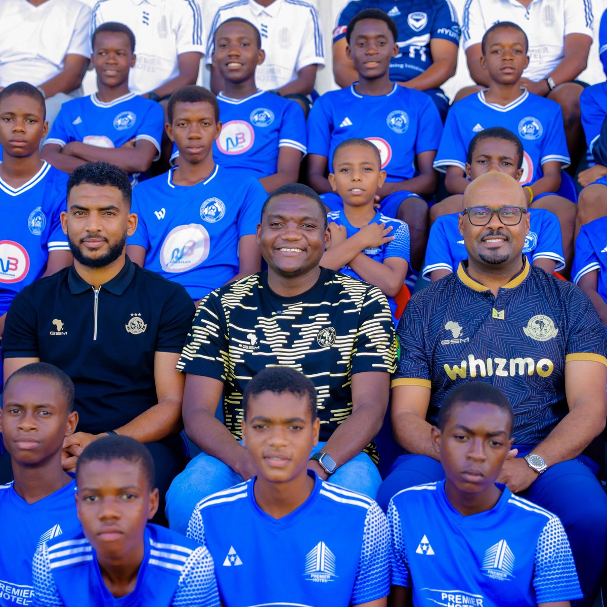 YoungAfricansSC's tweet photo. Leo tumefanya semina kwa vijana ikihusisha mada mbalimbali muhimu, ikiwemo usalama na ulinzi wa watoto (Safeguarding & Child Protection), uzoefu wa safari za kimataifa pamoja na maarifa na misingi ya ufundishaji wa soka kwa vijana.

Kupitia makubaliano yetu na Dulla Sports Centre ya Zanzibar katika kukuza na kuendeleza vipaji vya vijana, moja ya maeneo muhimu tuliyokubaliana ni kubadilishana uzoefu, maarifa na utaalamu kwa lengo la kuwajengea vijana mazingira bora ya kukuza vipaji vyao ndani na nje ya uwanja.

Tunaamini uwekezaji katika maarifa, malezi na maendeleo ya vijana ni sehemu muhimu ya kujenga kizazi cha wachezaji wenye uwezo, nidhamu na uelewa mpana wa soka.

#TimuYaWananchi 
#DaimaMbeleNyumaMwiko