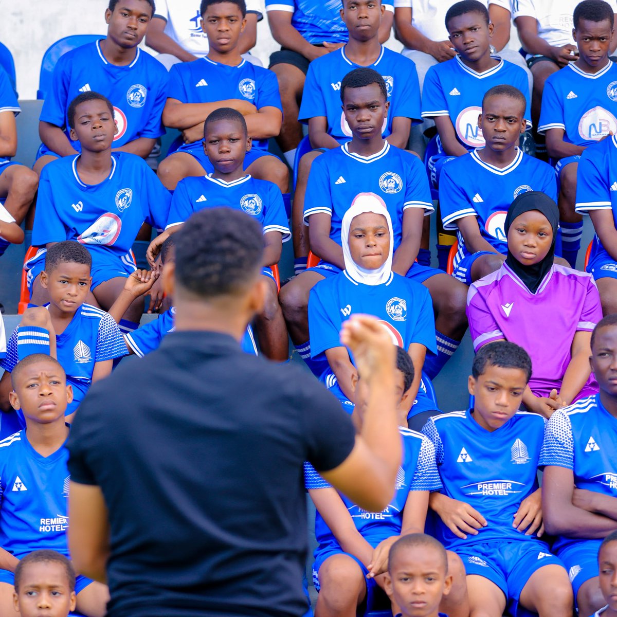 YoungAfricansSC's tweet photo. Leo tumefanya semina kwa vijana ikihusisha mada mbalimbali muhimu, ikiwemo usalama na ulinzi wa watoto (Safeguarding & Child Protection), uzoefu wa safari za kimataifa pamoja na maarifa na misingi ya ufundishaji wa soka kwa vijana.

Kupitia makubaliano yetu na Dulla Sports Centre ya Zanzibar katika kukuza na kuendeleza vipaji vya vijana, moja ya maeneo muhimu tuliyokubaliana ni kubadilishana uzoefu, maarifa na utaalamu kwa lengo la kuwajengea vijana mazingira bora ya kukuza vipaji vyao ndani na nje ya uwanja.

Tunaamini uwekezaji katika maarifa, malezi na maendeleo ya vijana ni sehemu muhimu ya kujenga kizazi cha wachezaji wenye uwezo, nidhamu na uelewa mpana wa soka.

#TimuYaWananchi 
#DaimaMbeleNyumaMwiko
