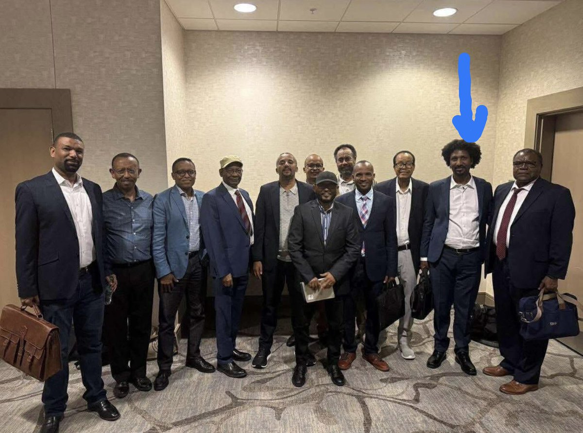 Geremta's tweet photo. @NeaminZeleke @bbcafaan_Oromoo " በእጃቸ�� በነበረ ሰአት ታግለን ከእጃቸው አውጥተናል አሁን በማን እጅ ነው ያለው " 

ይሄ ንግግሩ በግልጽ ቀጣይ አብይ እኛ ነን ነው ! https://t.co/b3kcrQRIx6
