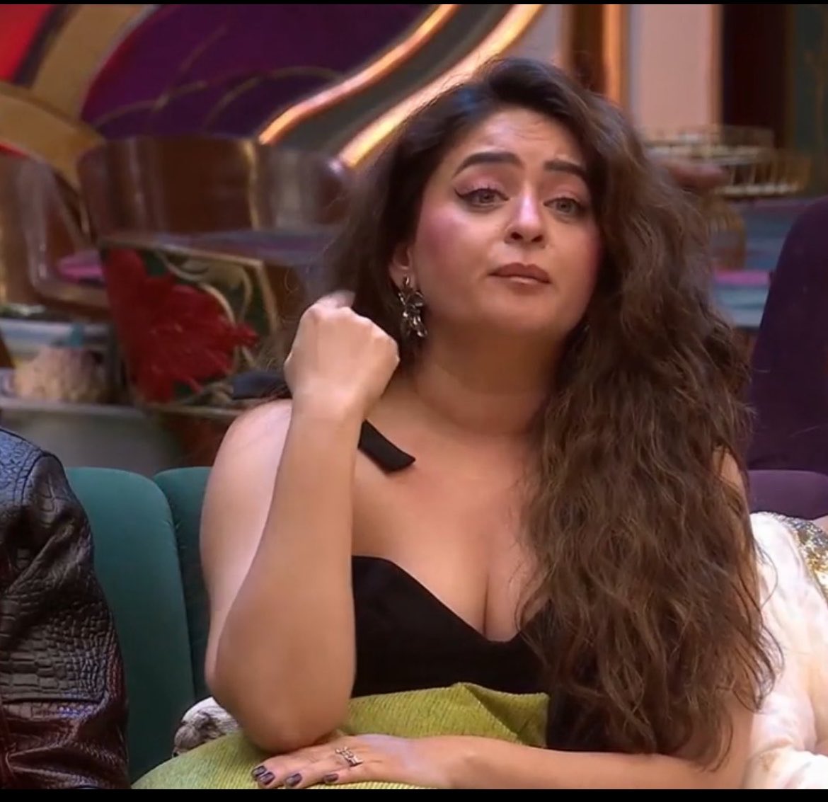 kaleshi_kido's tweet photo. ~Football 
~Na^ga kar dungi
~Chhkkka h 
~ ladko ke sath rahti h
~Kam wali h ye 

Aap ye sab bol sakte h agar aap channel ke creative team se related h to 

#MahiVij witch aur aapki whitewashing khud host karega #BiggBoss show ka 

#AmrapaliDubey https://t.co/jE87IVHfi7