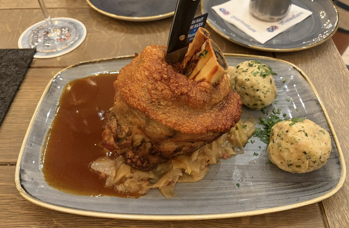 arnldn's tweet photo. ベルリンで、ドーンとぶたの脛肉・シュヴァインスハクセ（Schweinshaxe） https://t.co/2IG1VaPmxV