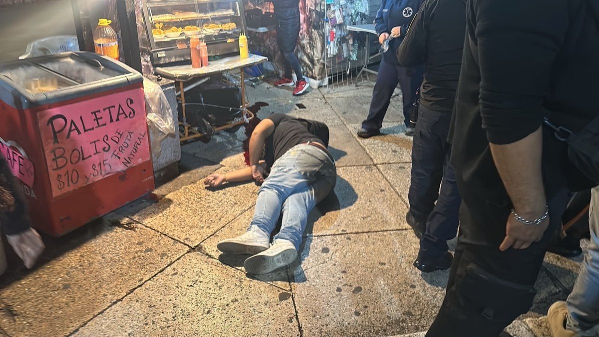 antonioaranda_'s tweet photo. Ejecutan a un hombre afuera del @MetroCDMX Hidalgo línea 3 verde, en el cruce de Paseo de la Reforma y Basilio Badillo, alcaldía Cuauhtémoc. La víctima, de aproximadamente 30 años, recibió al menos cinco disparos. https://t.co/90MGcTSVI9