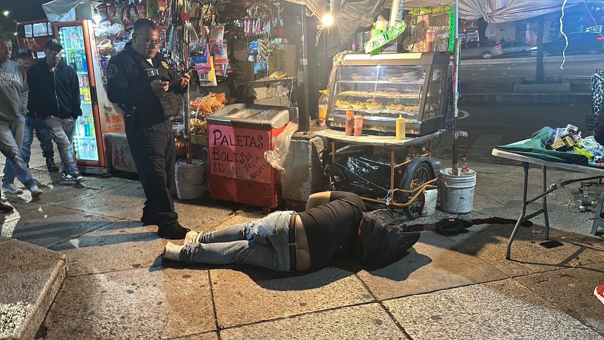 antonioaranda_'s tweet photo. Ejecutan a un hombre afuera del @MetroCDMX Hidalgo línea 3 verde, en el cruce de Paseo de la Reforma y Basilio Badillo, alcaldía Cuauhtémoc. La víctima, de aproximadamente 30 años, recibió al menos cinco disparos. https://t.co/90MGcTSVI9