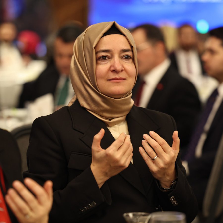 HANZADE034's tweet photo. Din ü devlet, mülk ü millet (Din ve devlet ile mülk ve millet ayrılmaz bir bütündür.) 

Bu minvalde hiçbir güç Fatma Betül Sayan Kaya ve muhterem eşlerinin kanunen hakkı olan fon üzerinden kazanmış olduğu milyarları sorgulayarak AKP'ye Sayın Erdoğan'a zarar vermeye çalışmasın.

Bu sebeple şehitler ölmez vatan bölünmez bayrak inmez ezanlar dinmez şiarıyla bu KURTLU DAVADA yolumuza devam edeceğimize inancımız tamdır.

Bir de Fatma Betül sayan Kaya gibi devletine milletine sadık dinine bağlı bir hanımefendi asla zekatını vermediği bir parayı cebine koymaz ve asla hesabını veremeyeceği bir kuruşu dahi yoktur. 
Bu böyle biline kimse dünyayı dize getiren Türkiye'yi ve sayın Erdoğan'ı fon kriziyle vuramaz.