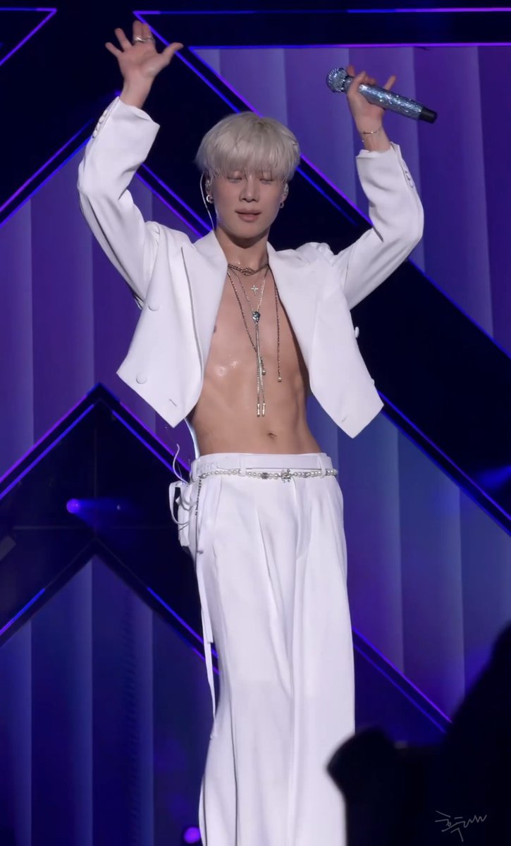 babycheese4ever's tweet photo. Taemin what is this behavior?! First you went shirtless at BST and now Taipei? You’re supposed to save the body tea for your concerts! We’re in trouble. He’s focused on world domination and seducing everyone 🔥 https://t.co/DvxLxRdK8R