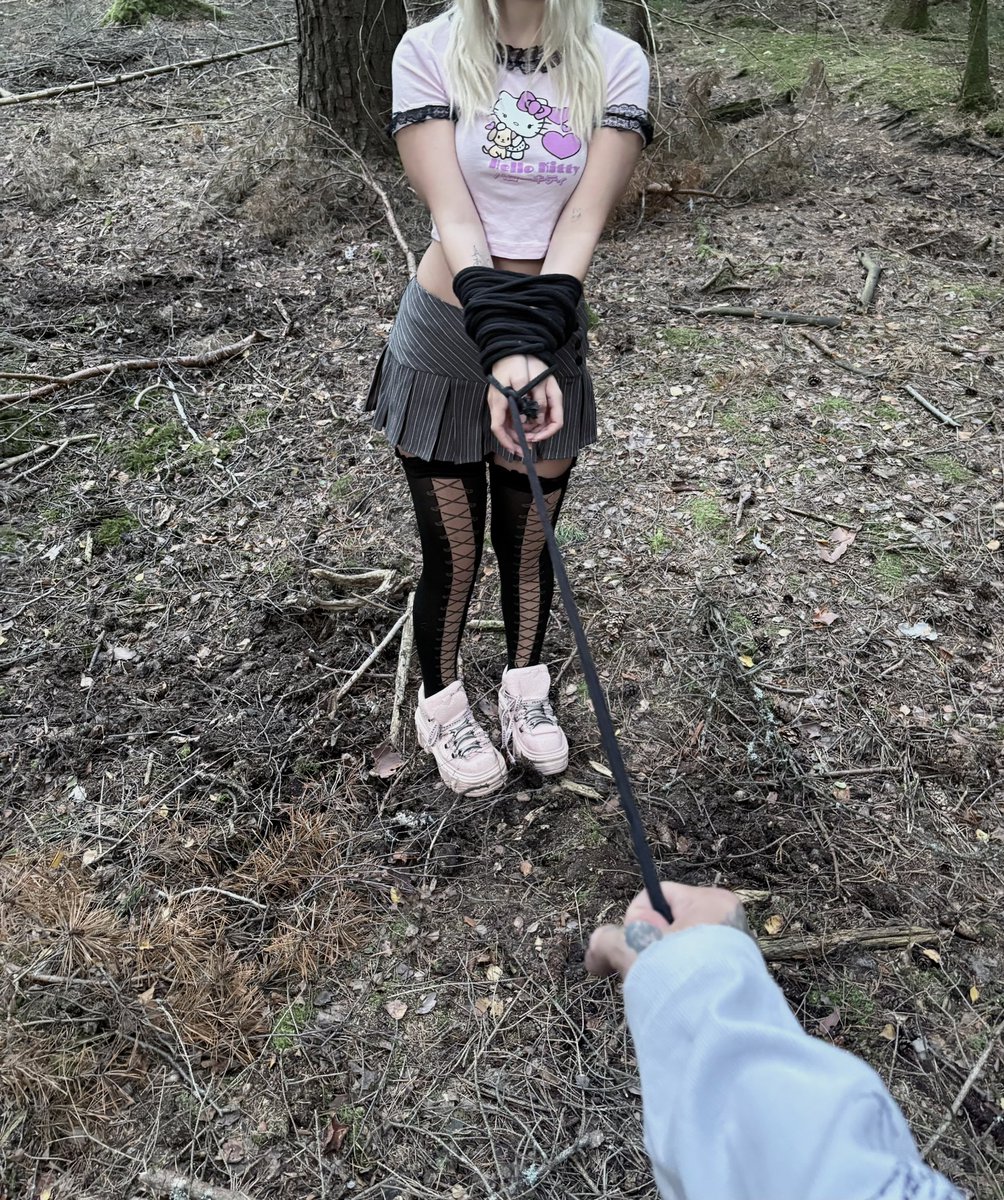 knifeang4l's tweet photo. take me for a walk https://t.co/lsHWQimPA9
