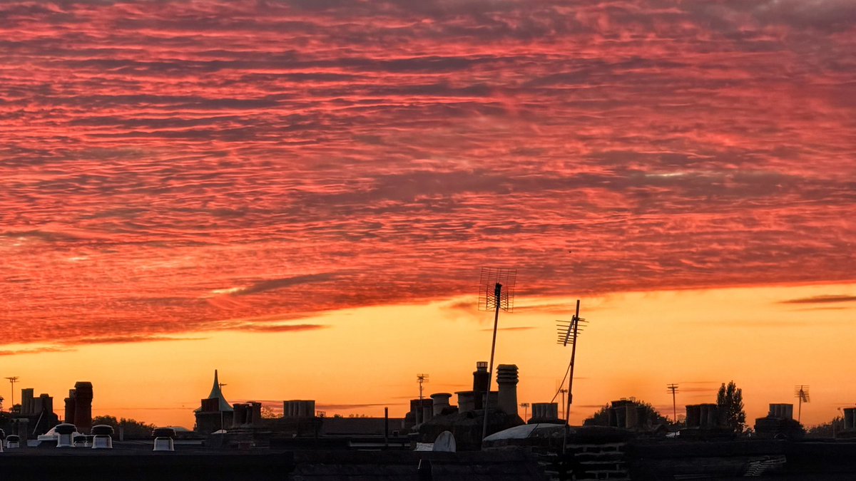 Mandsby's tweet photo. Wow red sky London 🔥🔥🔥#WeatherUpdate #clouds #london #stormhour #redsky https://t.co/57ZBCkRziF
