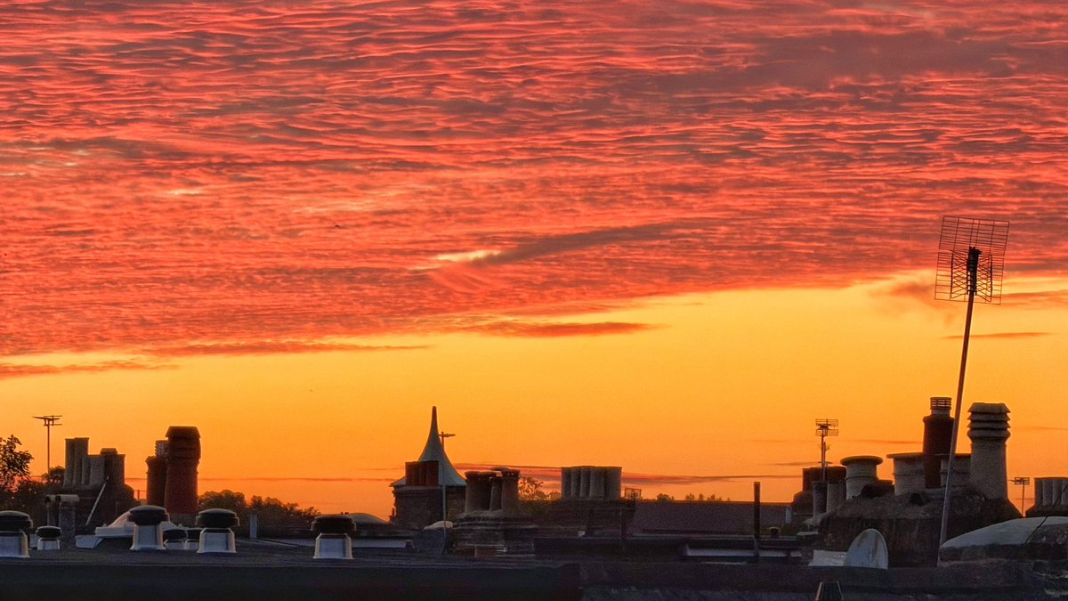 Mandsby's tweet photo. Wow red sky London 🔥🔥🔥#WeatherUpdate #clouds #london #stormhour #redsky https://t.co/57ZBCkRziF