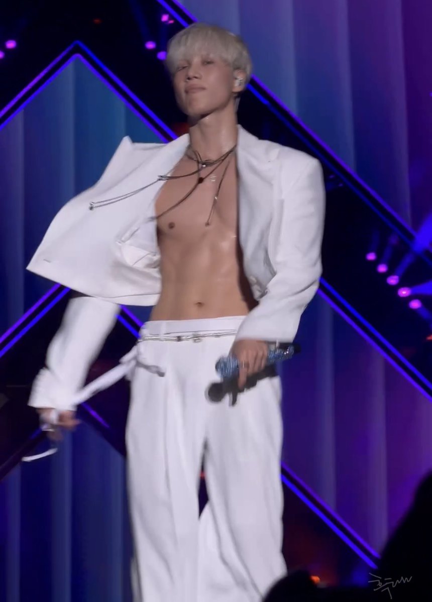 babycheese4ever's tweet photo. Taemin what is this behavior?! First you went shirtless at BST and now Taipei? You’re supposed to save the body tea for your concerts! We’re in trouble. He’s focused on world domination and seducing everyone 🔥 https://t.co/DvxLxRdK8R