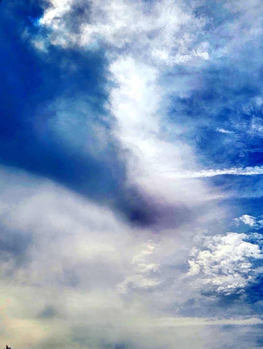 kittyluv14's tweet photo. ...strange sky... https://t.co/MjLasV0tqP