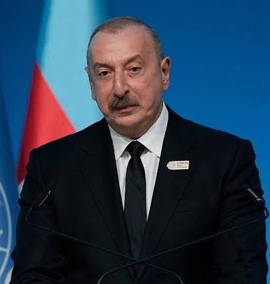 dailyislamist's tweet photo. 🇦🇿 🇹🇷 Azerbaycan devlet medyası, başörtüsü kararı ve BM Genel Kurulu’ndaki tavrın Türk medyasında büyük tepki çekmesinin ardından bir açıklama yayınladı.

Yapılan açıklamada, Türkiye medyasında ve özellikle sosyal medya platformlarında yayılan içerikler, asılsız ve kasıtlı iddialar olarak nitelendirildi. 

Azerbaycan tarafı, bu tür paylaşımların iki ülkenin kardeşlik ilişkilerine zarar vermeyi amaçlayan provokasyonlar olduğu vurgulandı.

Bu hareketlere karşı bir tedbir alınmamasının üzücü ve kabul edilemez olduğu belirten Azerbaycan tarafı, Türk makamlarına yasal takip çağrısında bulunarak eylemlerin önlenmesi için somut adımlar atılması gerektiğini ifade etti.

Azerbaycan tarafı bu paylaşımları yapanların Azerbaycan'a girişinin yasaklanması ihtimalinin de değerlendirildiğini duyurdu