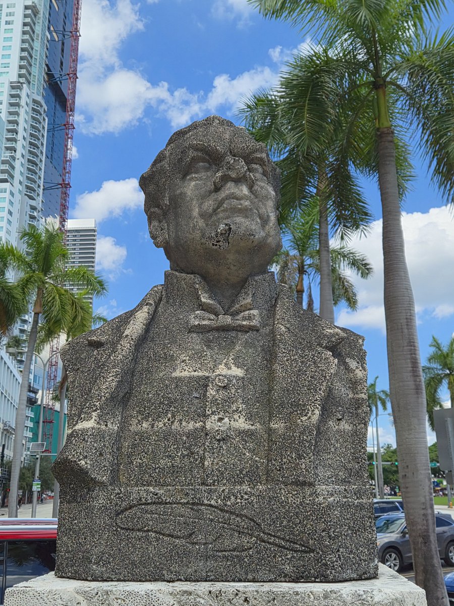 latamdemocracy's tweet photo. Hoy me topé en Biscayne Boulevard con este hermoso busto de Rubén Darío, regalado a la ciudad el 30 de agosto de 1961.
“Esa es mi fe: la gloria de la vida,
la belleza del arte, el sol que brilla,
y el alma que ante el mundo no se humilla.”
— Rubén Darío https://t.co/vawIP7gv6M