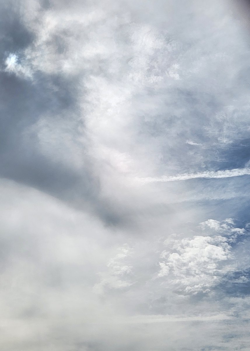kittyluv14's tweet photo. ...strange sky... https://t.co/MjLasV0tqP