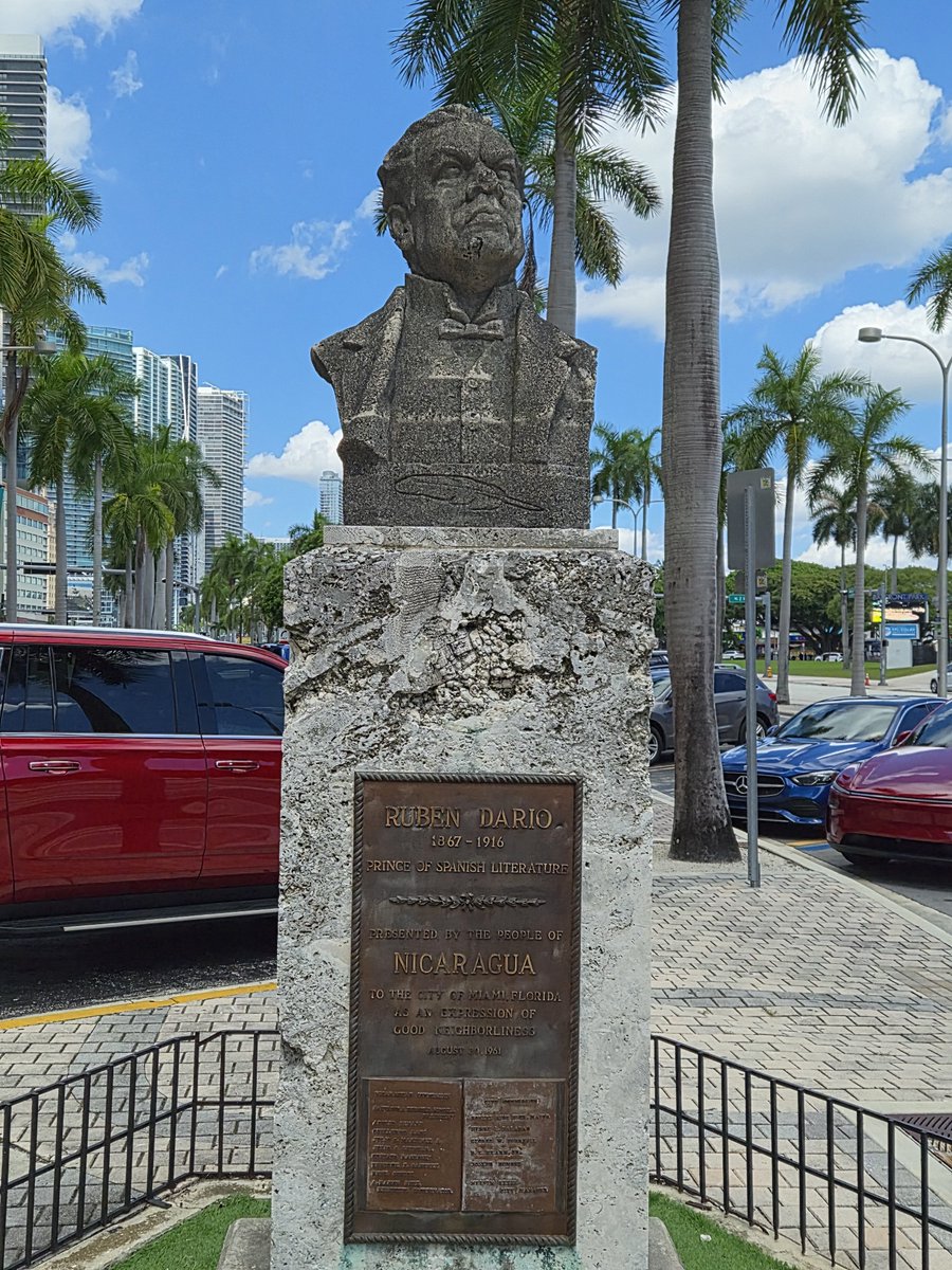 latamdemocracy's tweet photo. Hoy me topé en Biscayne Boulevard con este hermoso busto de Rubén Darío, regalado a la ciudad el 30 de agosto de 1961.
“Esa es mi fe: la gloria de la vida,
la belleza del arte, el sol que brilla,
y el alma que ante el mundo no se humilla.”
— Rubén Darío https://t.co/vawIP7gv6M