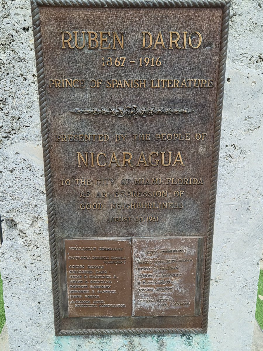 latamdemocracy's tweet photo. Hoy me topé en Biscayne Boulevard con este hermoso busto de Rubén Darío, regalado a la ciudad el 30 de agosto de 1961.
“Esa es mi fe: la gloria de la vida,
la belleza del arte, el sol que brilla,
y el alma que ante el mundo no se humilla.”
— Rubén Darío https://t.co/vawIP7gv6M