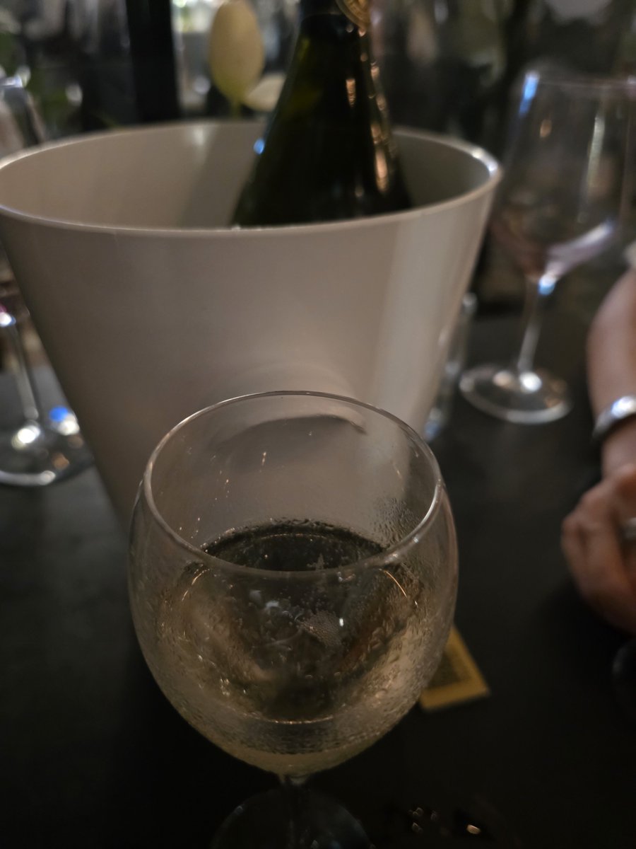 donnabellaa2's tweet photo. Ja sitten vaihdettiin 🍾🥂

Ja käytiin yhdellä Vlatavassa, jossa oli edes muutama samanikäinen.

Ja nyt kotiin... melkein tuhkimona❤️ https://t.co/7g0WPXKCBh