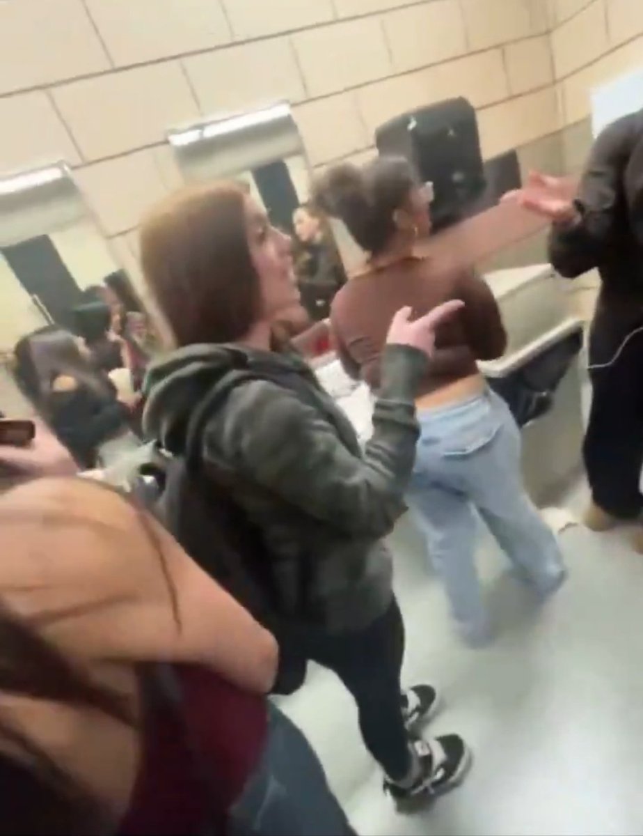 Zanhiah's tweet photo. @realgirlfights_ Definitly not camo hoodie she's wearing legging ig it's red pants 😭😭 https://t.co/qvtvXgQOmp