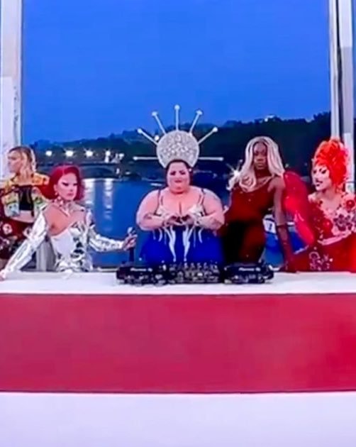 web_pastor's tweet photo. A la izquierda la República laicista
A la derecha la Francia católica

Le hubieran encargado la inauguración de las olimpiadas a los católicos y hoy millones recordarías algo más que a una obesa rodeadas de vestidas simulando la última cena. Hasta en eso hay niveles https://t.co/B5ar9vFDnF