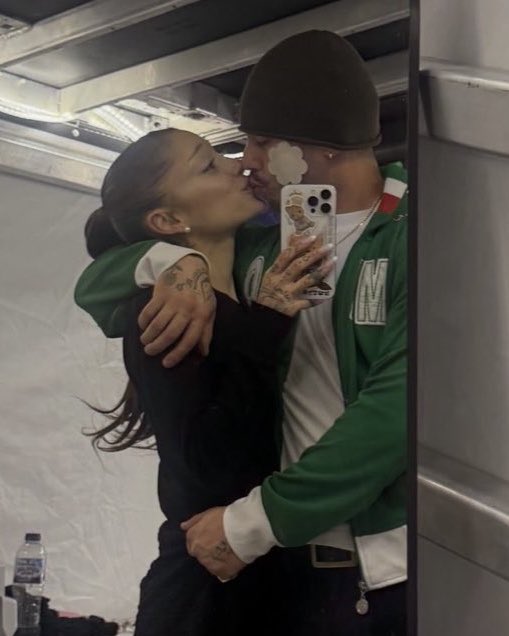 arianatorswildt's tweet photo. OMG https://t.co/1vNzjjtUw7