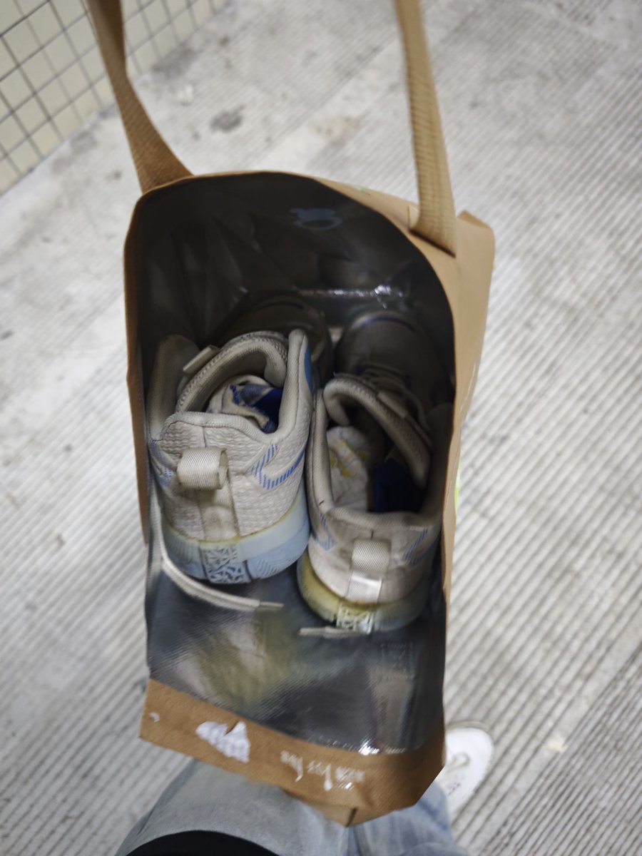 yankongbu's tweet photo. 巡逻了一圈男大宿舍果然没有让我失望 居然还是福利局塞着直男打完球未洗的袜子 那我只能打包带着我的外卖走了＃扫楼＃男大宿舍＃打胶 https://t.co/fSvvmA8xhO