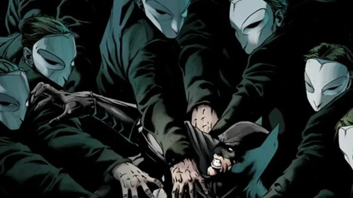 DCNewsHQ's tweet photo. THE BATMAN: PART II

RUMOUR — Court of Owls could be heavily involved
Recent set footage showed protesters carrying signs referencing the “Court of Fowls” and Gotham’s wealthy elite. Multiple outlets have connected this to the Court of Owls, although the movie has not officially confirmed them.