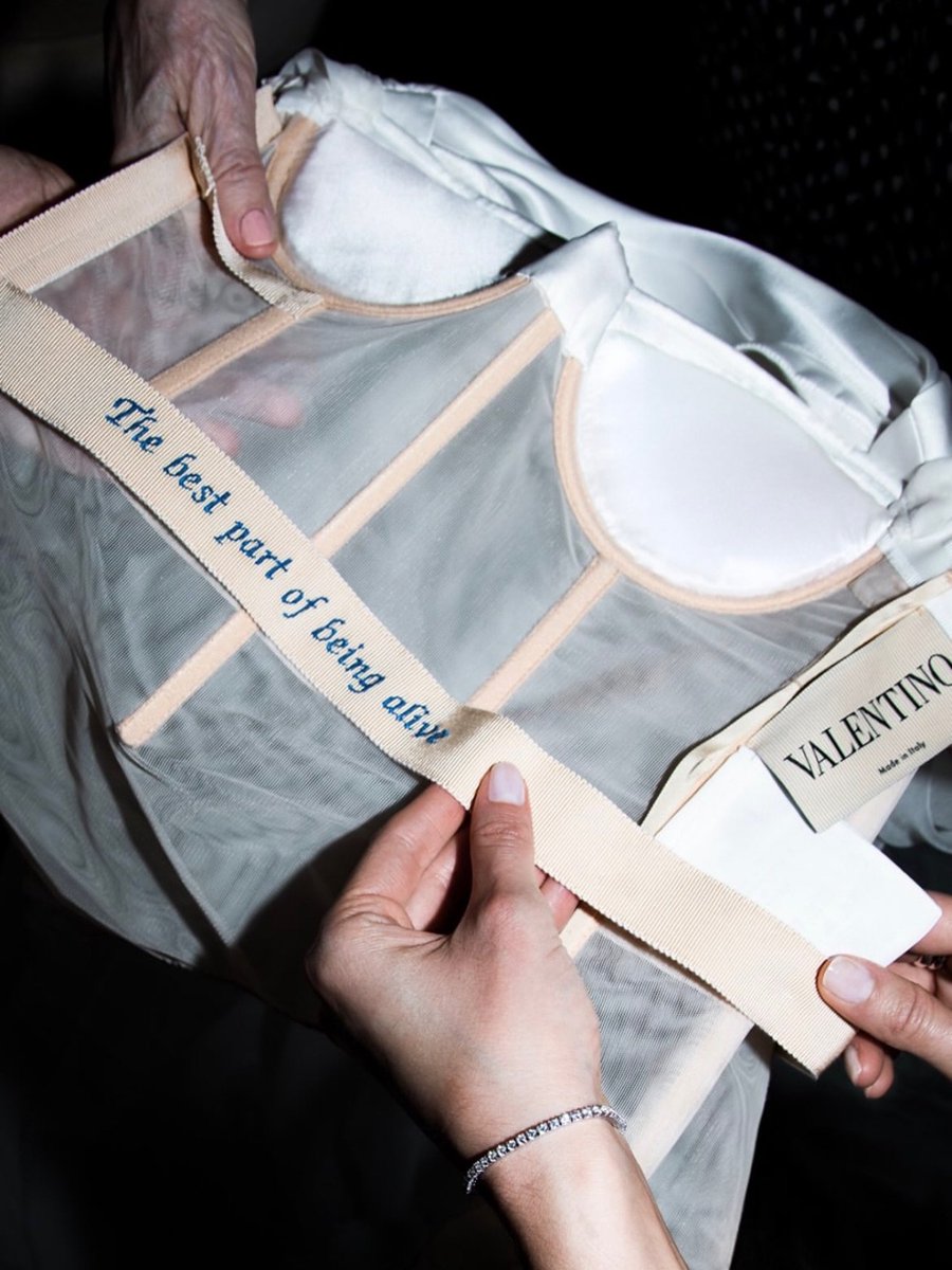 Redhead_Naya's tweet photo. A look for a princess!

Inside Dove's wedding corset, the phrase "The best part of being alive" was embroidered, the same phrase engraved inside Damiano's engagement ring.

Her shoes also have her and Damiano's names written on the inside. ❤️ https://t.co/uU0v6S3cD5